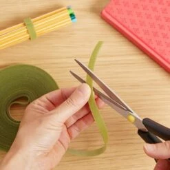 ZOLGINAH Attache Verte Auto-agrippante Pour Plantes: 10m De Bande Auto-adhésive, Extra Résistante Aux Intempéries Et Réutilisable - Scratch Pour L'aide à L'escalade Des Plantes Grimpantes -Outil de travail du sol Soldes 63866973 3