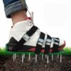 OCXIN Aérateur De Pelouse Chaussures Aérateur De Pelouse Chaussures à Pointes Avec 4 Sangles Réglables Et Scarificateur En Métal Pour Aérateur De Pelouse Chaussures De Jardin